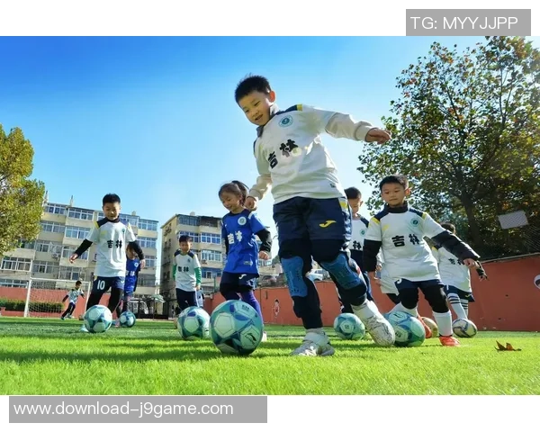 足球规则小学课堂：让孩子们在快乐中学习足球的基本规则与技巧